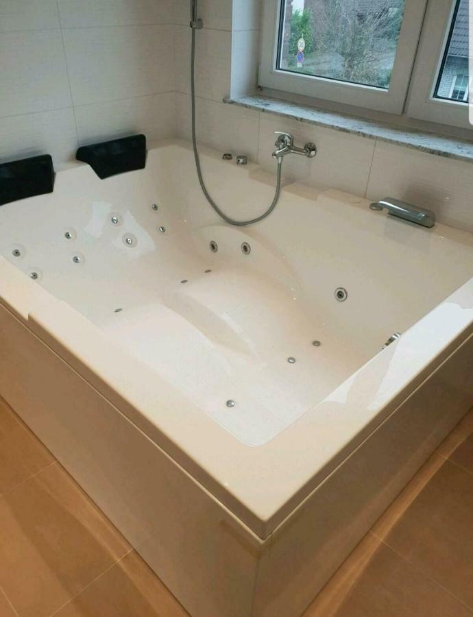 Ferienwohnung Mit Jacuzzi Naehe Flughafen Koeln Bonn Troisdorf Exterior photo