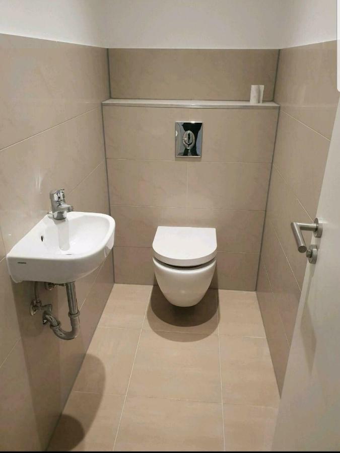 Ferienwohnung Mit Jacuzzi Naehe Flughafen Koeln Bonn Troisdorf Exterior photo